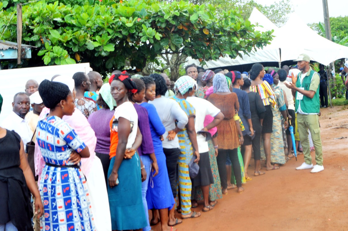 Pic 36.  Voters queuing to cast their votes at ward 102, Adereti,  Olode village, during the Osun State Governorship Re-run Election on Thursday (27/9/18).
05168/27/9/18/Timothy Adeogodiran/ICE/NAN